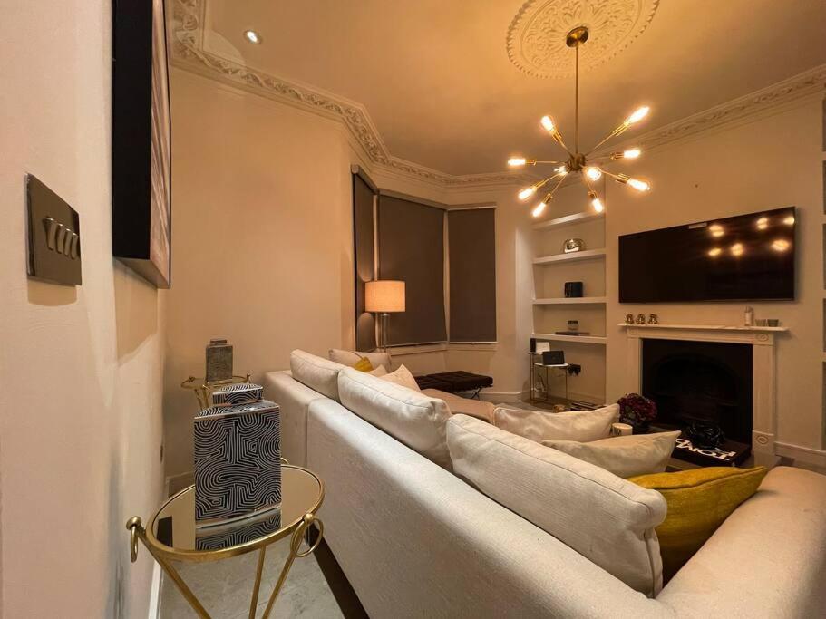 Quintessential Town House Close To Londra