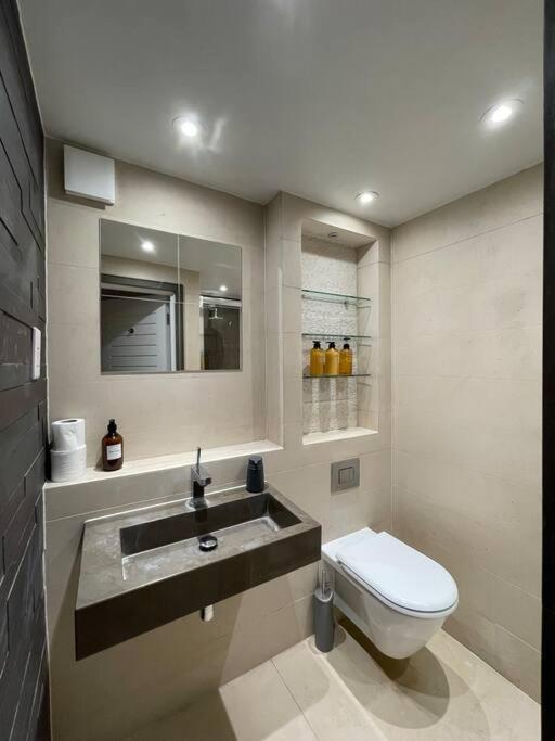 Quintessential Town House Close To Appartamento Londra