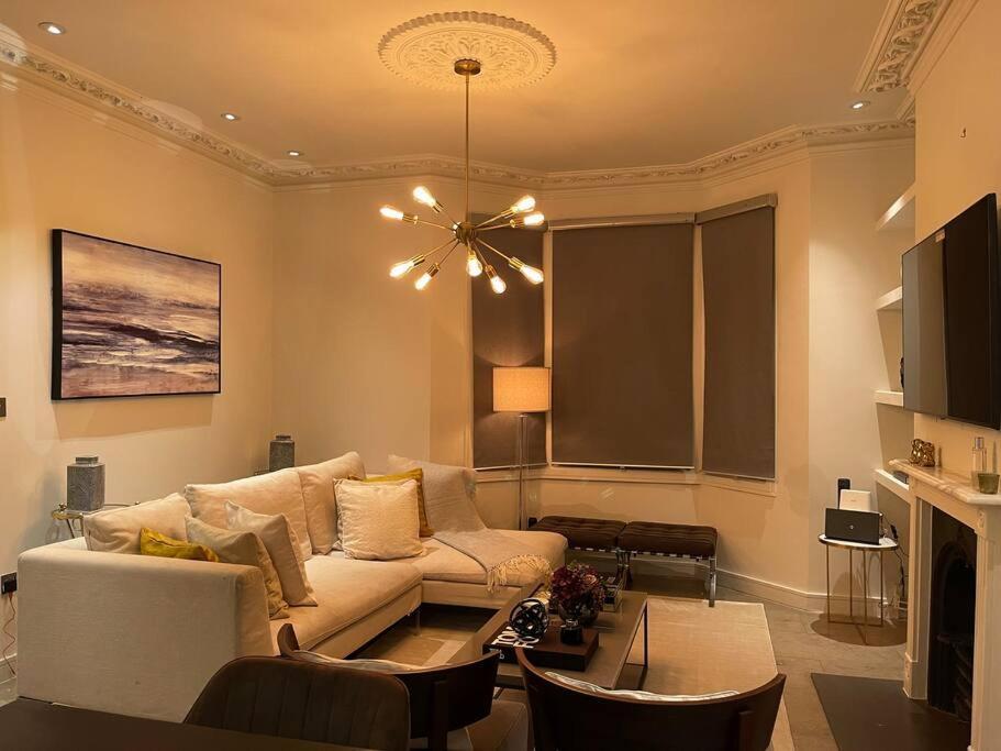 Quintessential Town House Close To Londra