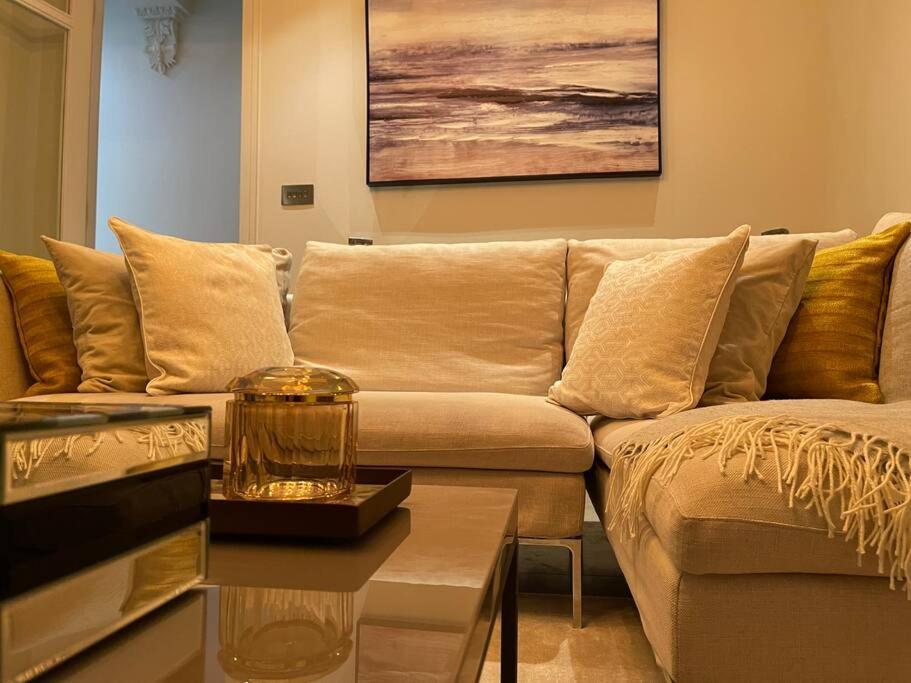 Quintessential Town House Close To Londra