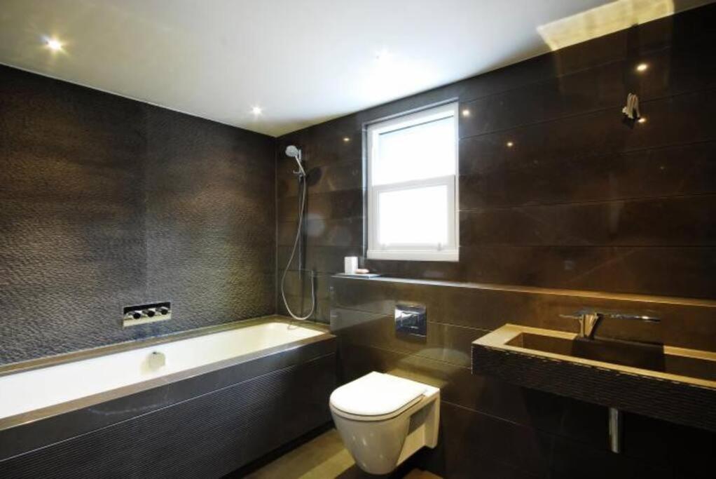 Quintessential Town House Close To Appartamento Londra