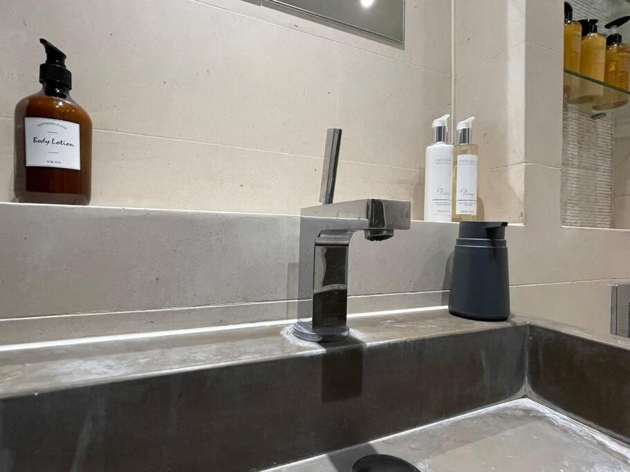 Quintessential Town House Close To Appartamento Londra