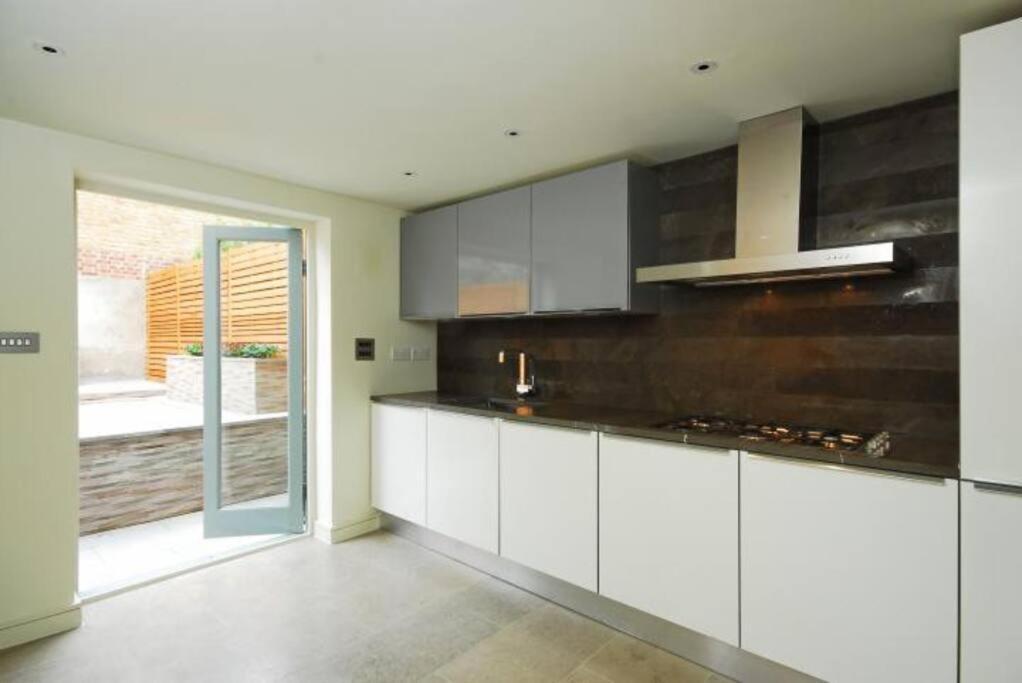 Quintessential Town House Close To Appartamento *