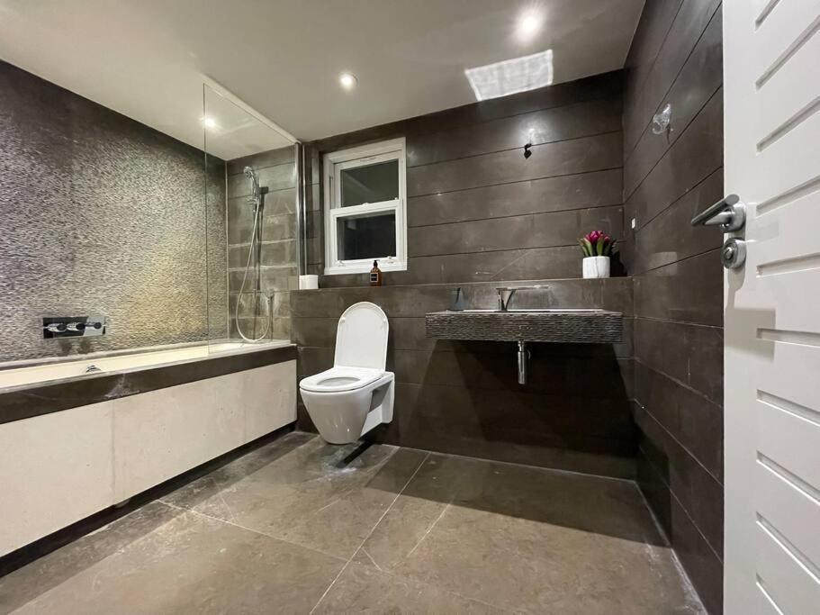 Quintessential Town House Close To Appartamento Londra